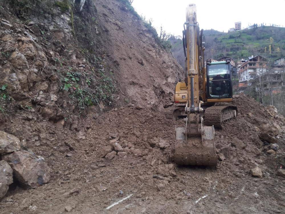 Rize'de sağanak sel ve heyelana yol açtı, yollar kapandı 5